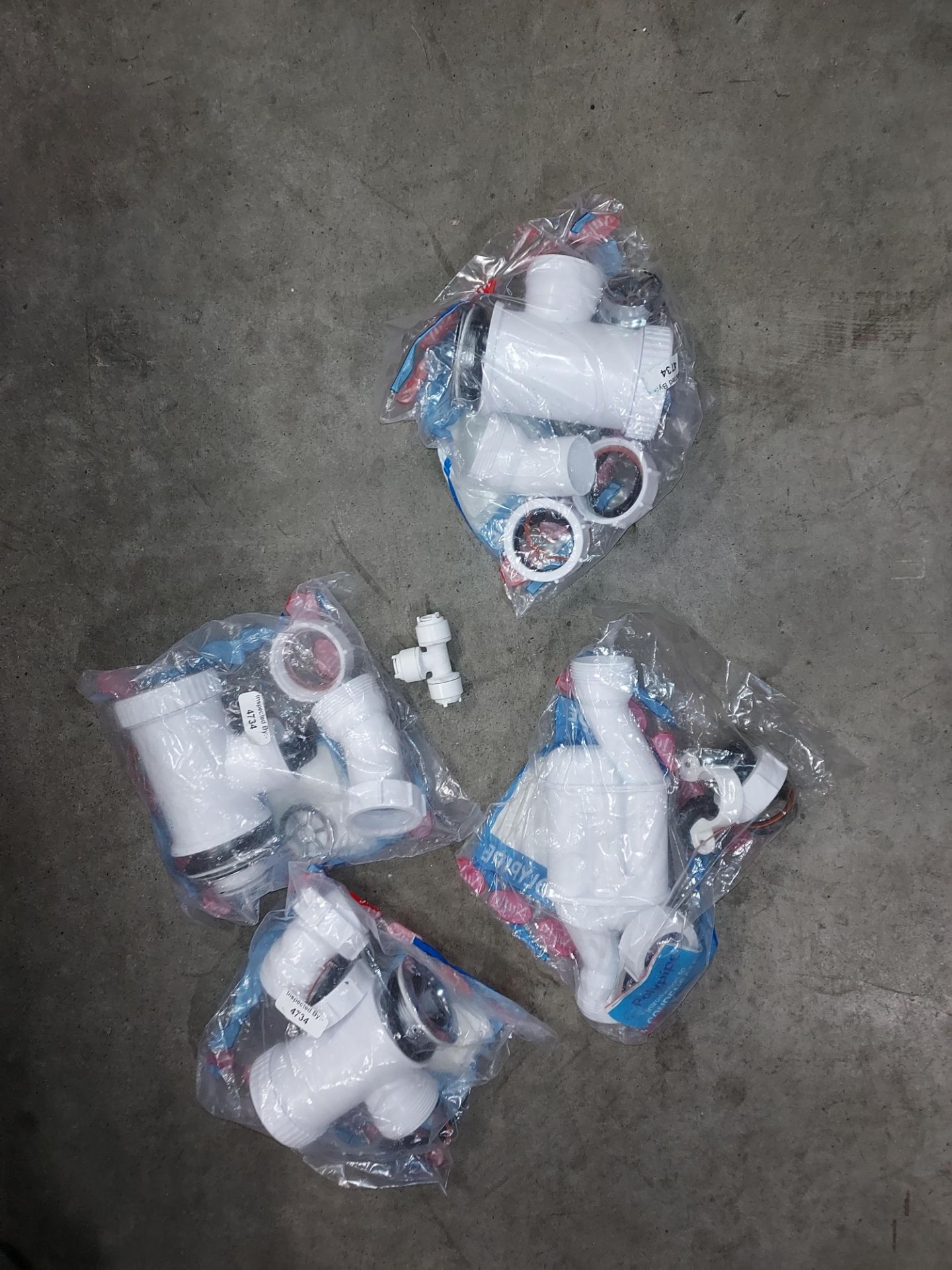 5 X LARGE BAGS CONTAINING POLYPIPE STRAIGHT THROUGH CONDENSATE TRAPS, POLYPIPE T PUSH FITTINGS -