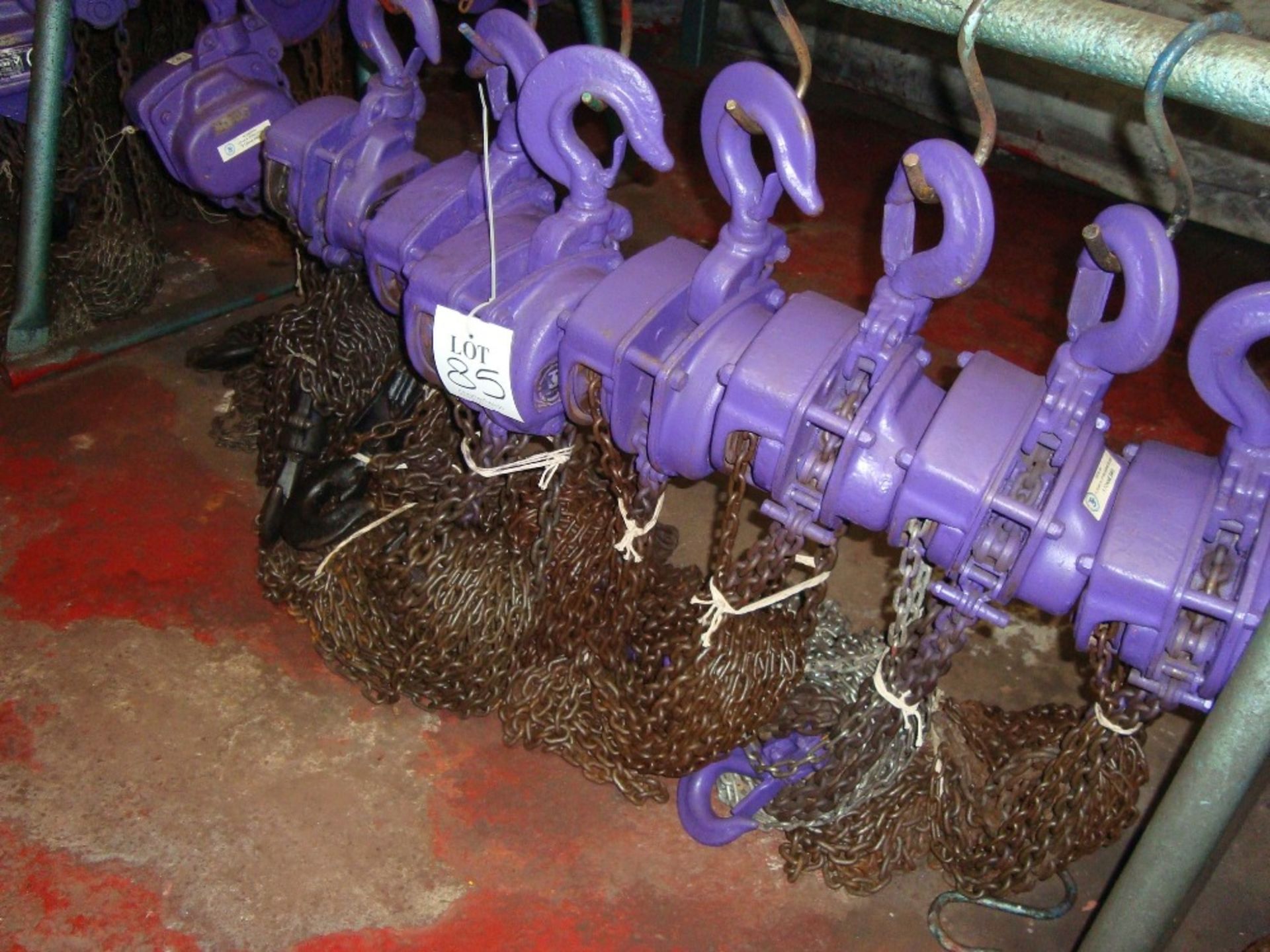 A large quantity of 2 tonne to 5 tonne manual chain blocks, approximately 220, as lotted - Image 8 of 16