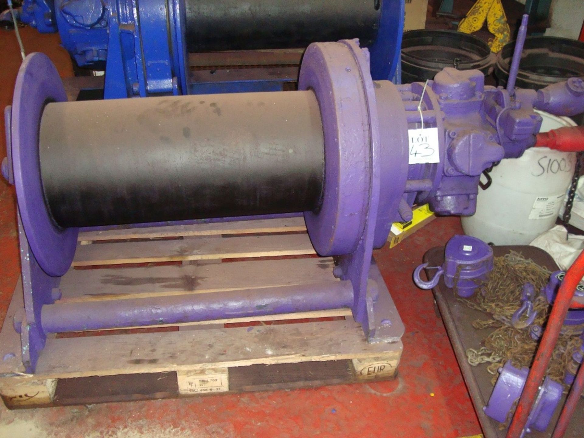 A Globe 3 tonne compressed air powered drum winch