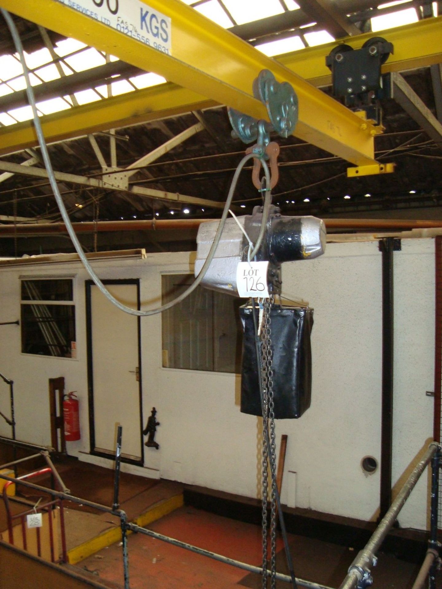 A 500kg electric chain hoist with beam, beam trolley and two articulated beam runners