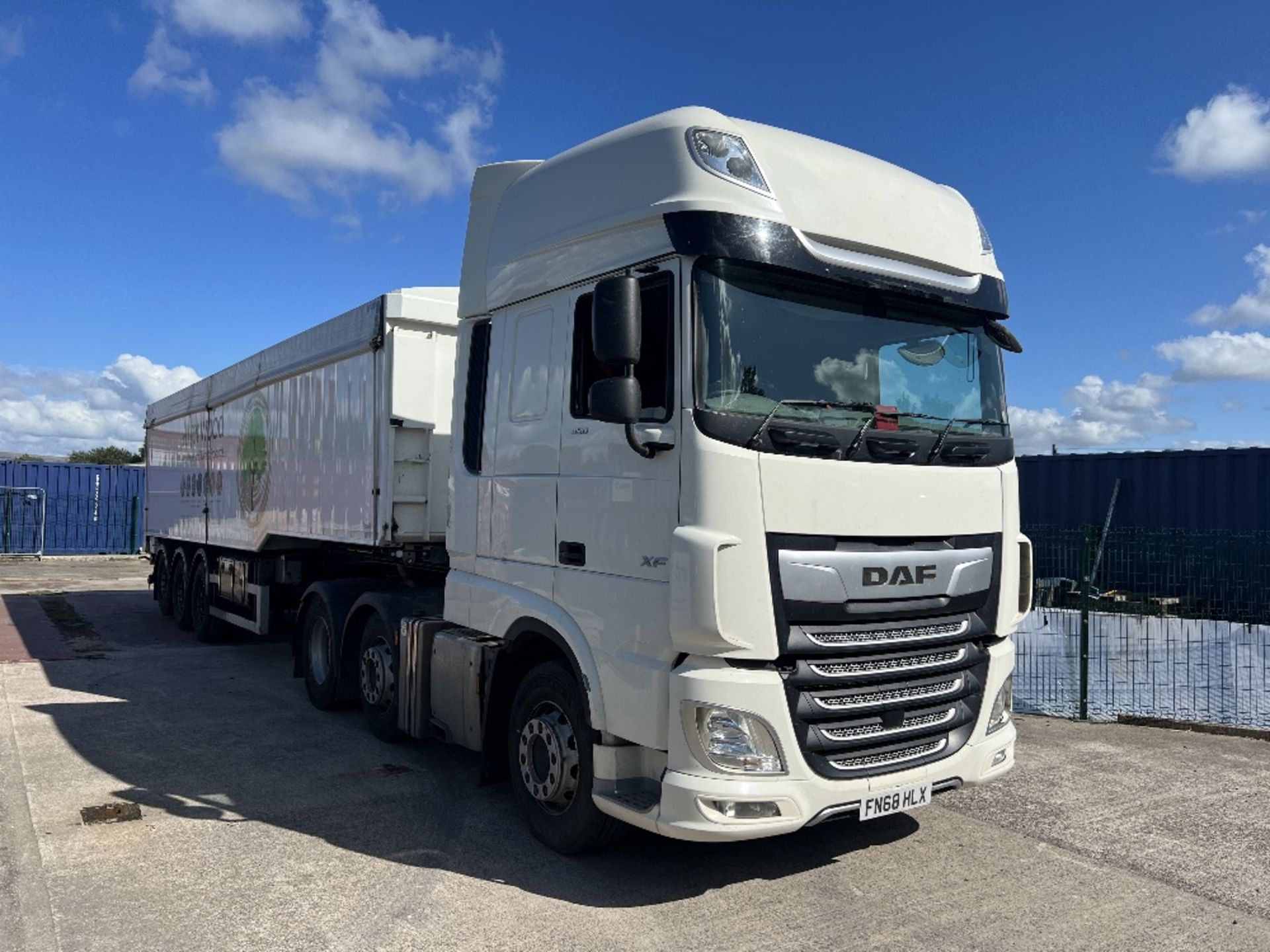 DAF XF 480 Euro 6 44T 3-axle articulated tractor unit with sleeper cab