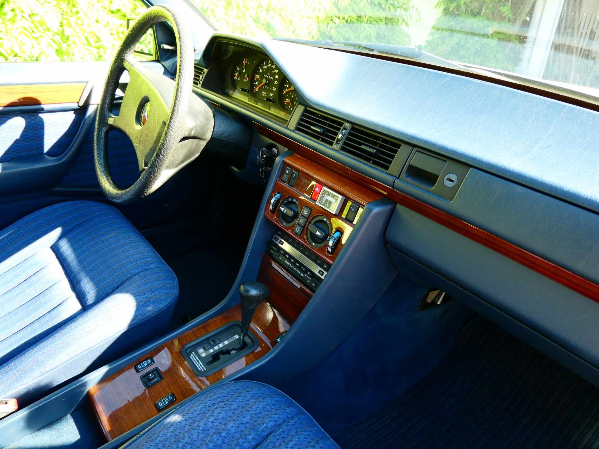 Mercedes 260 E aus dem Jahr 1991, Baureihe W 124 - Bild 12 aus 18