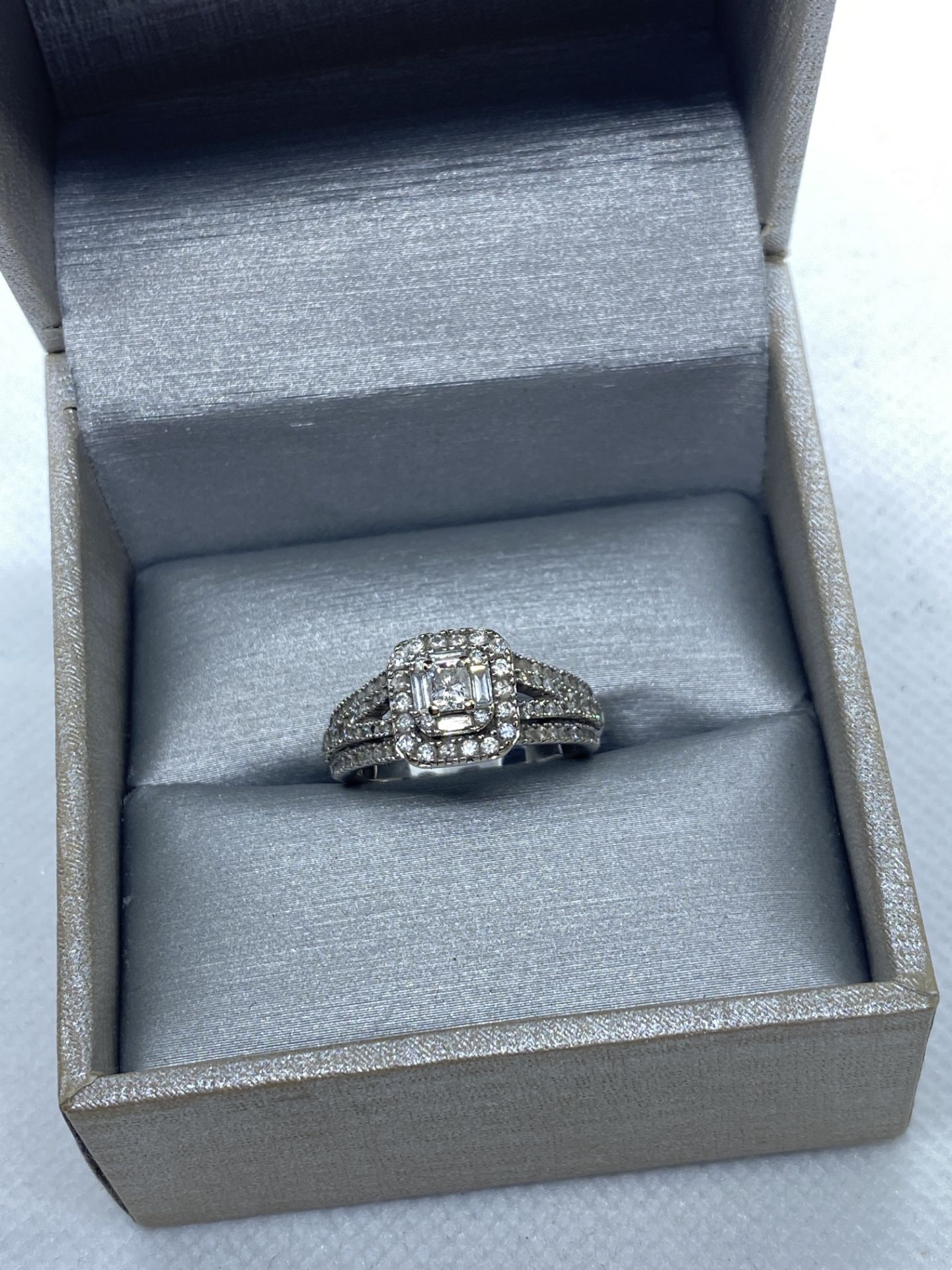 18ct WHITE GOLD DIAMOND CLUSTER RING 1.00ct - Image 3 of 6