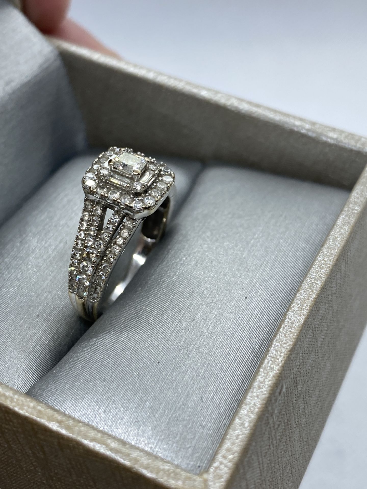 18ct WHITE GOLD DIAMOND CLUSTER RING 1.00ct - Image 4 of 6