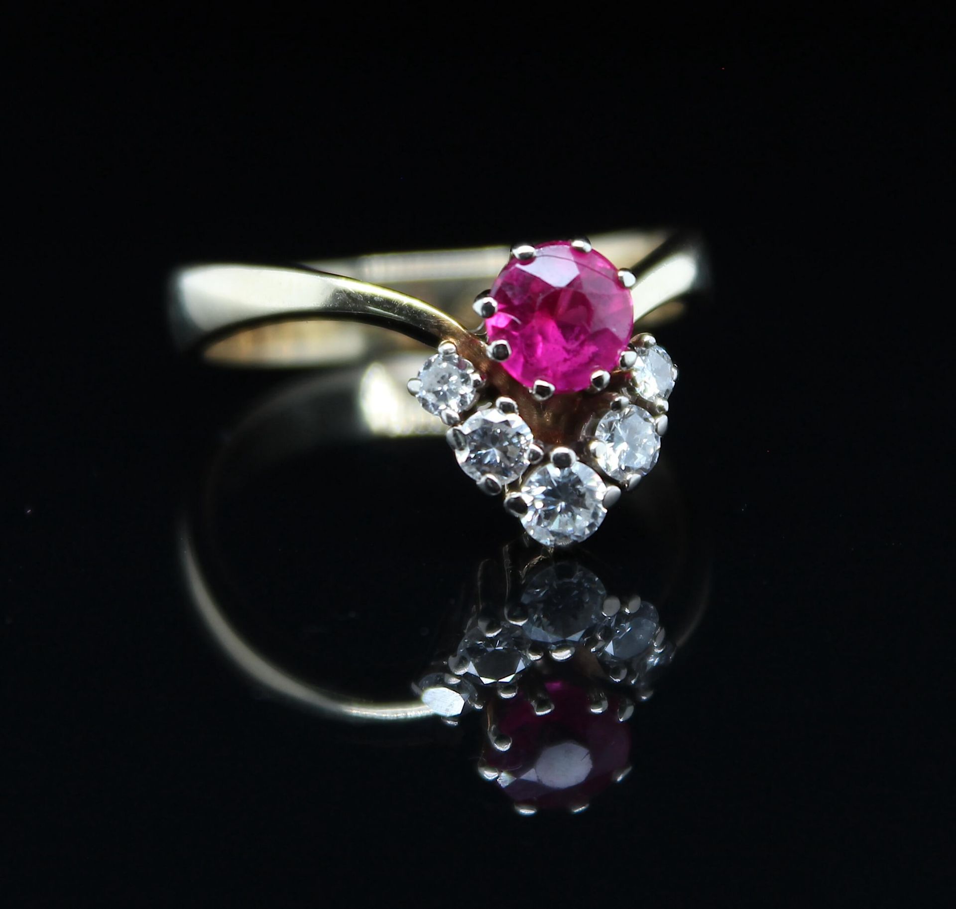 Ring mit synth. Rubin und ca. 0,5 ct Brillanten