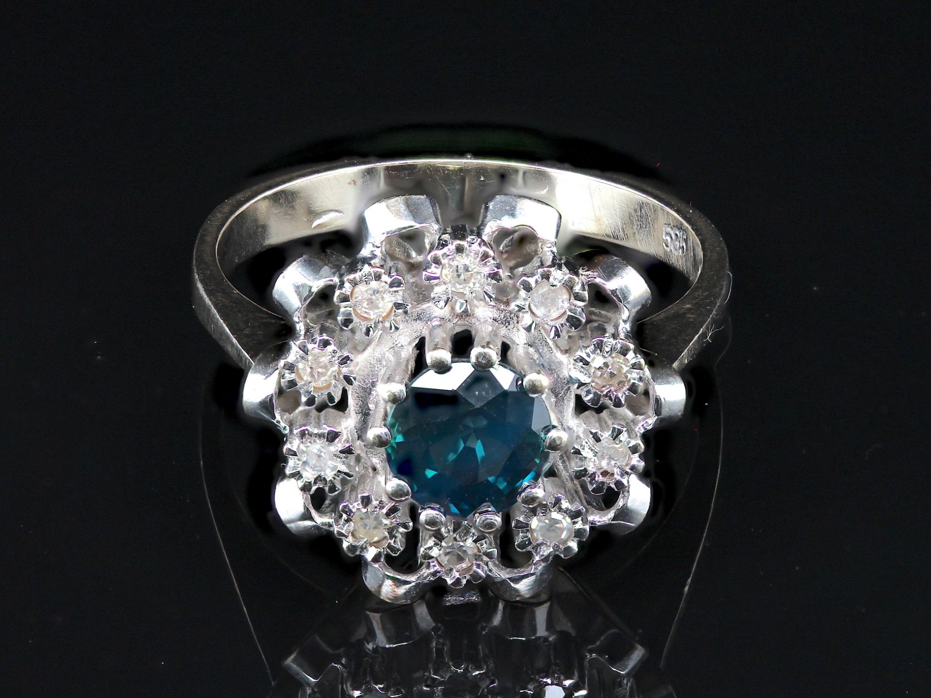 Ring mit Saphir und ca. 0,1 ct Diamanten