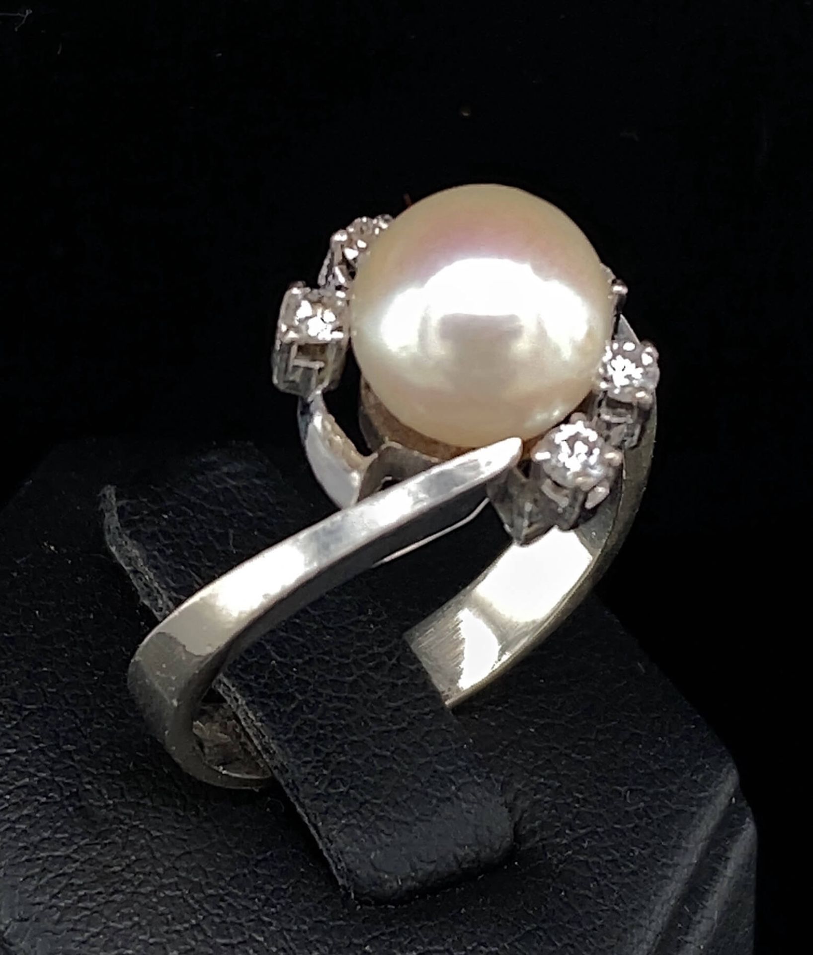 Ring mit Zuchtperle und ca. 0,17 ct Brillanten