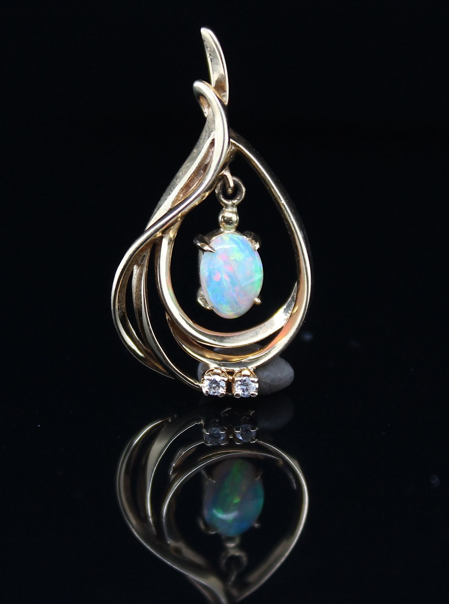 Pendant, precious opal, brilliants