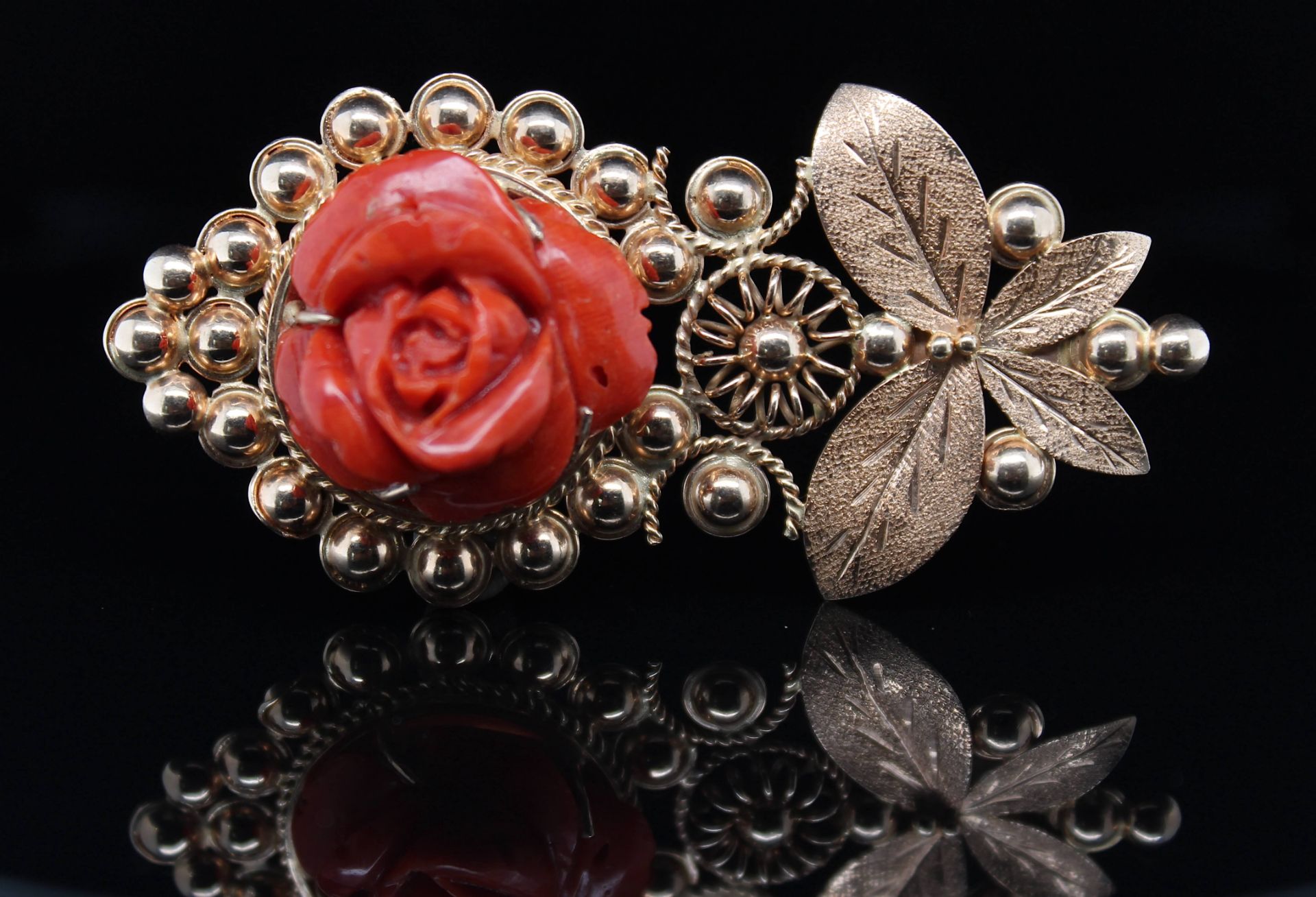 Pendant with carved coral flower - Image 2 of 4