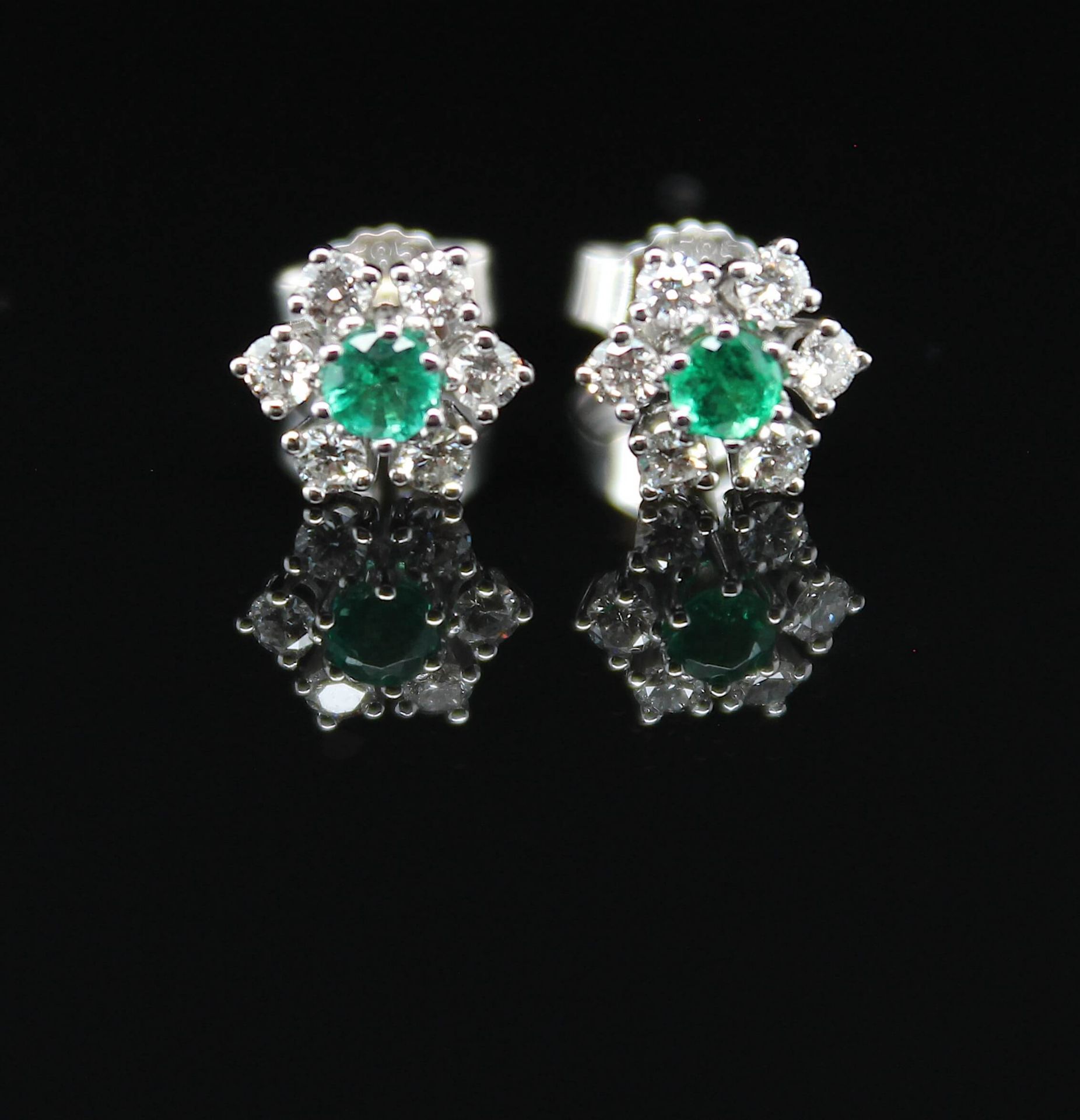 Stud earrings with emerald and brilliants total ca. 0,36 ct