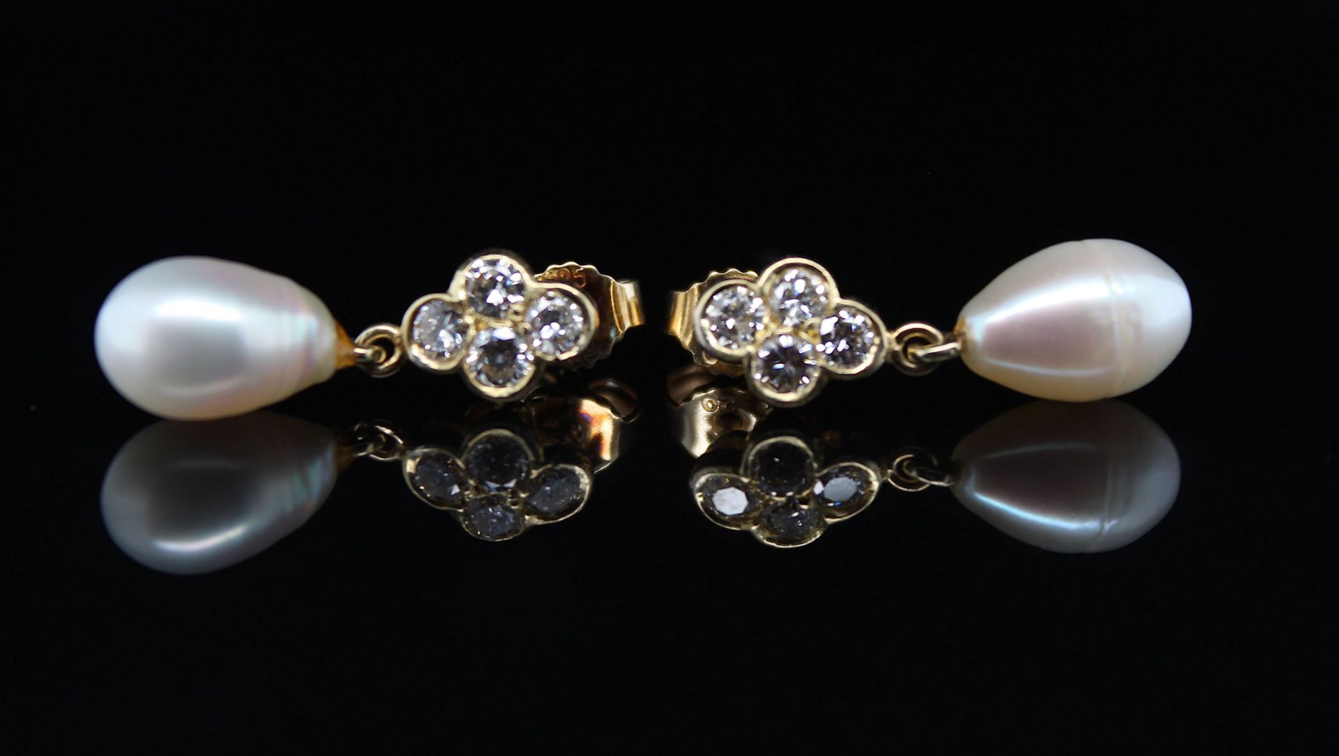 Earrings with cultured pearl and total of ca. 0.56 ct brilliants