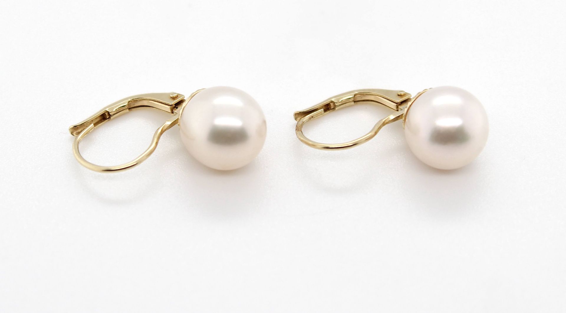 Earrings with cultured pearls