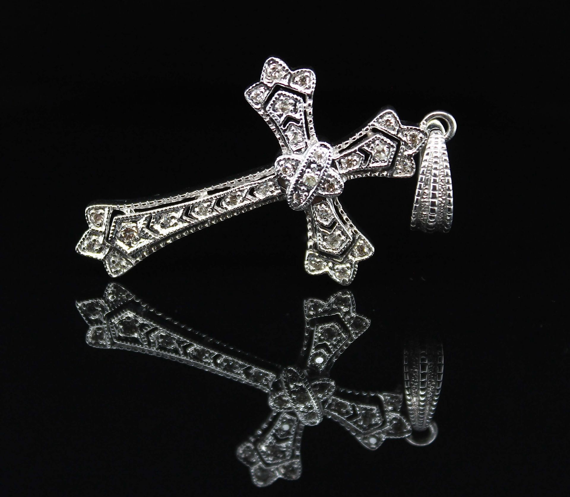 Cross pendant with 0.30 ct diamonds