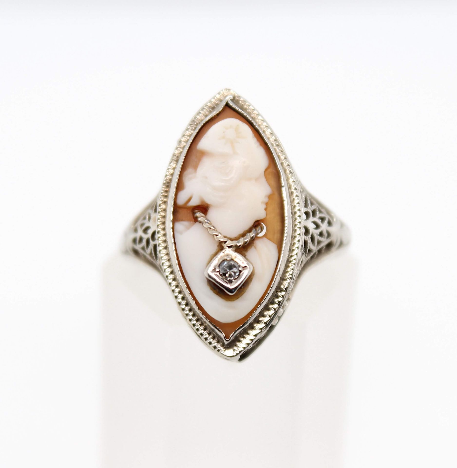 Ring with a shell cameo and a diamond - Image 2 of 3