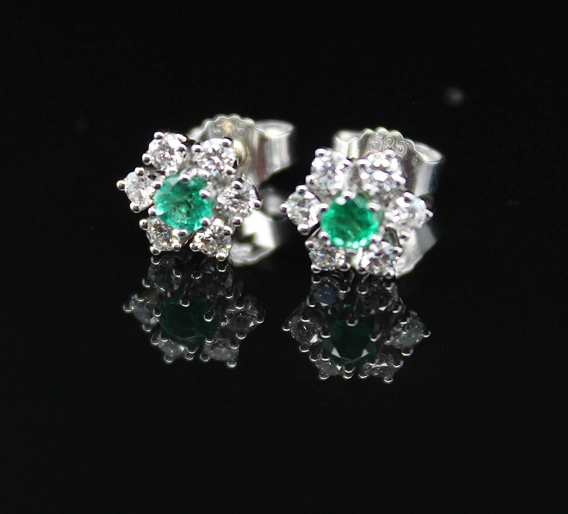 Stud earrings with emerald and brilliants total ca. 0,36 ct - Image 2 of 3