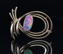 Brosche mit Opal-Doublette Material: 10 kt Edelsteine: Opal-Doublette Maße: 36,8 x 22,2 mm