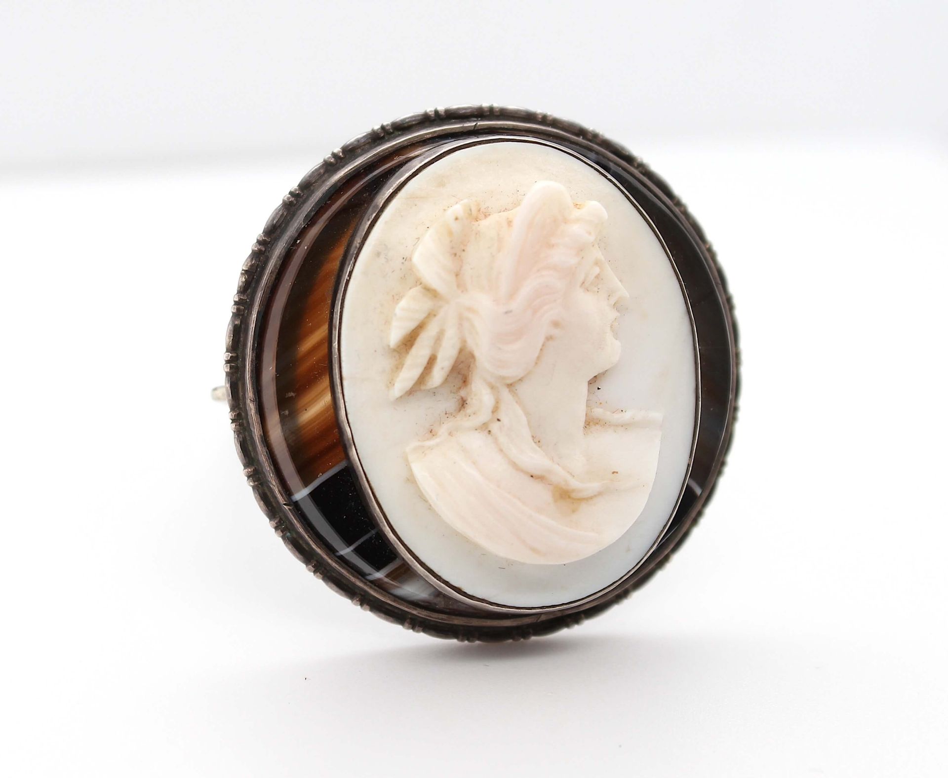 Brooch with shell cameo on agate