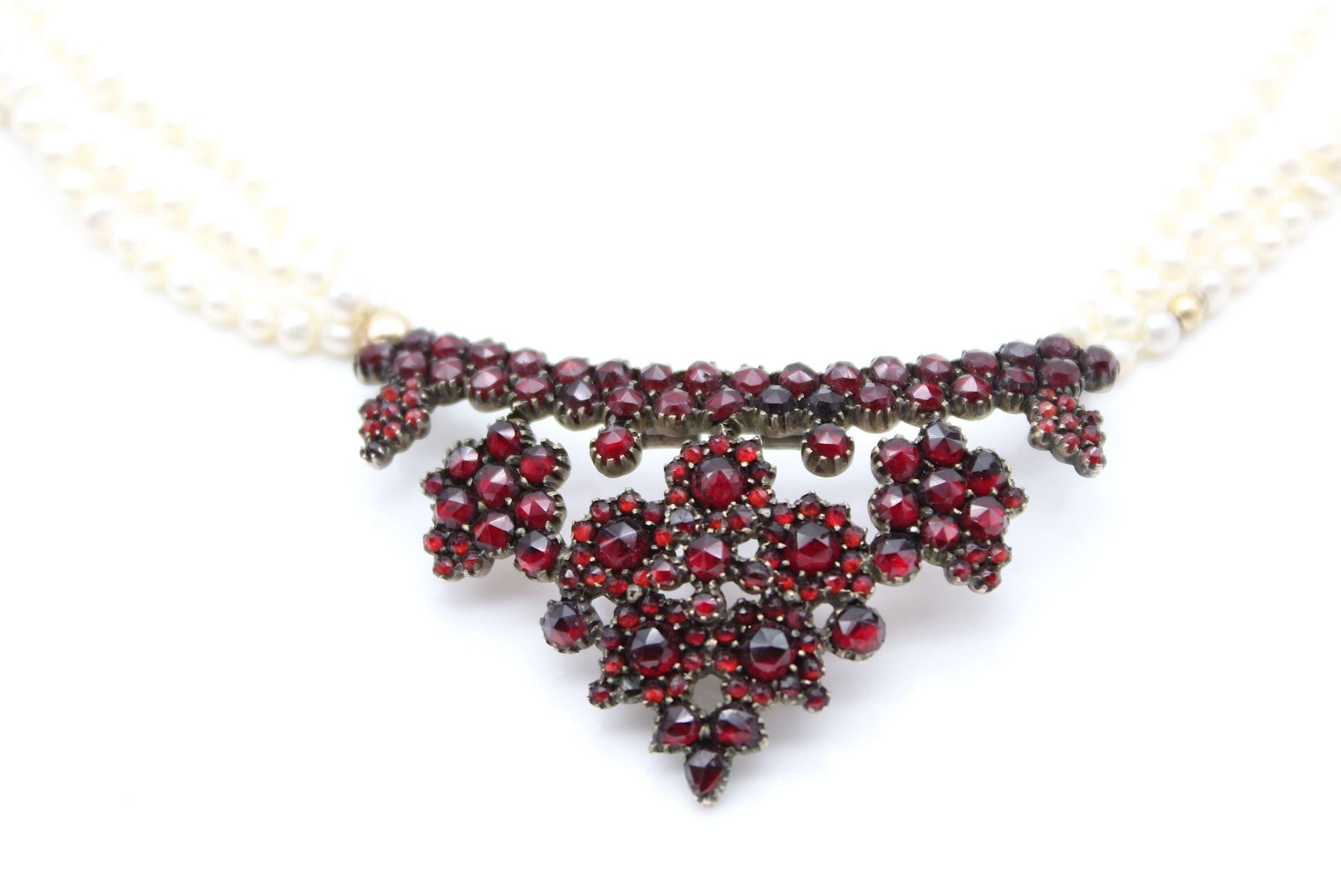 Necklace with cultured pearls and garnets