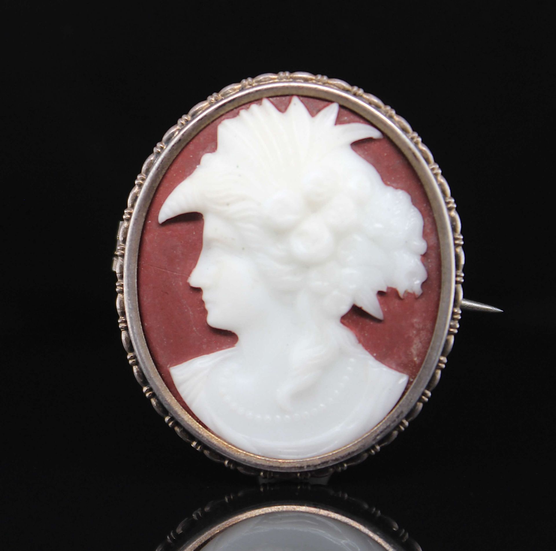 Brooch with a shell cameo 