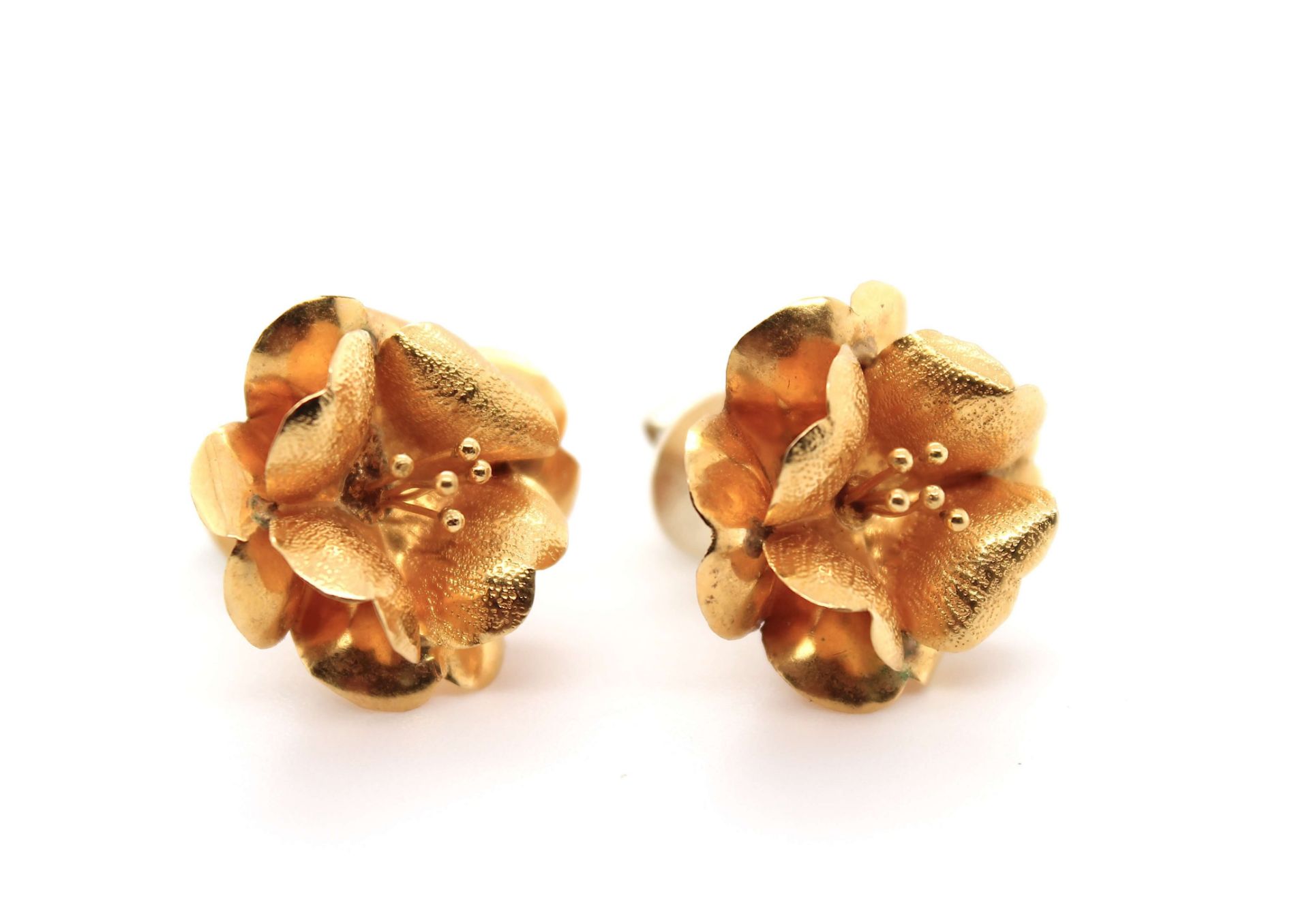 1 pair of ear studs in the shape of a flower 21 ct