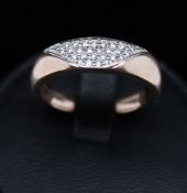 Moderner Ring mit Brillanten ges. ca. 0,26 ct Material: 585 Rotgold Diamanten: 30 Brillanten, ges.