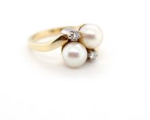 Ring mit Zuchtperlen und Brillanten Material: 585 Weiß- und Gelbgold Diamanten: 2 Brillanten, ges.