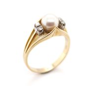 Ring mit einer Zuchtperle und Diamanten Material: 585 Weiß- und Gelbgold Diamanten: 4 Diamanten im