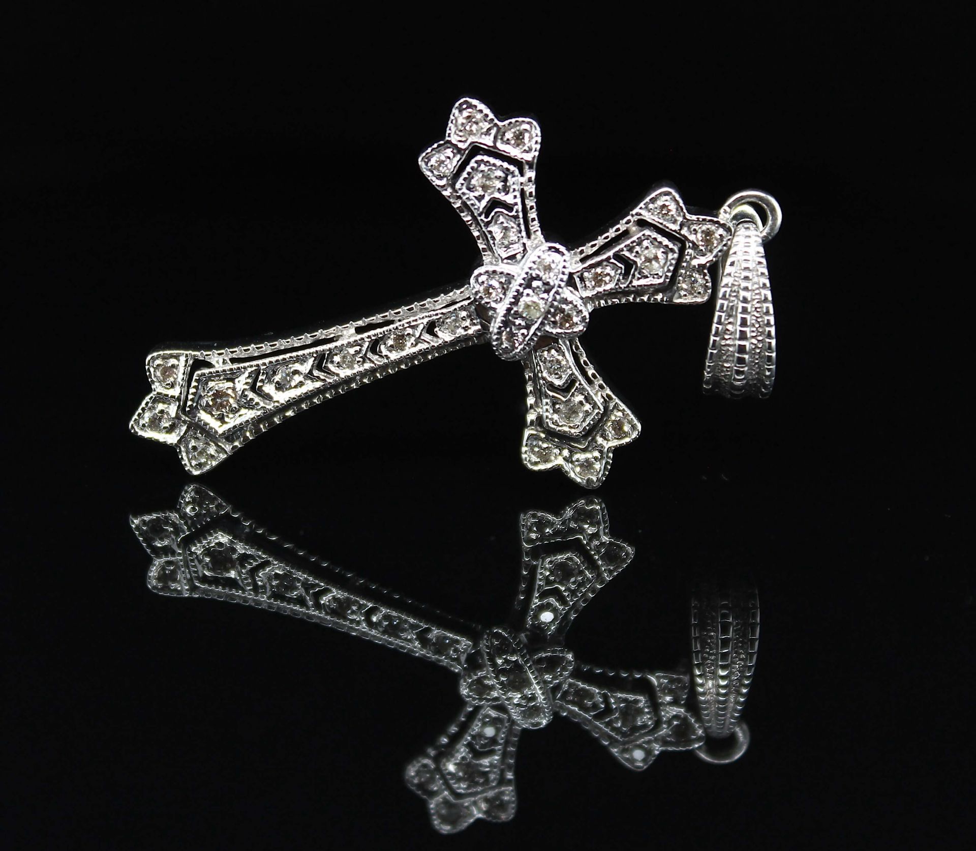 Cross pendant with 0.30 ct diamonds 