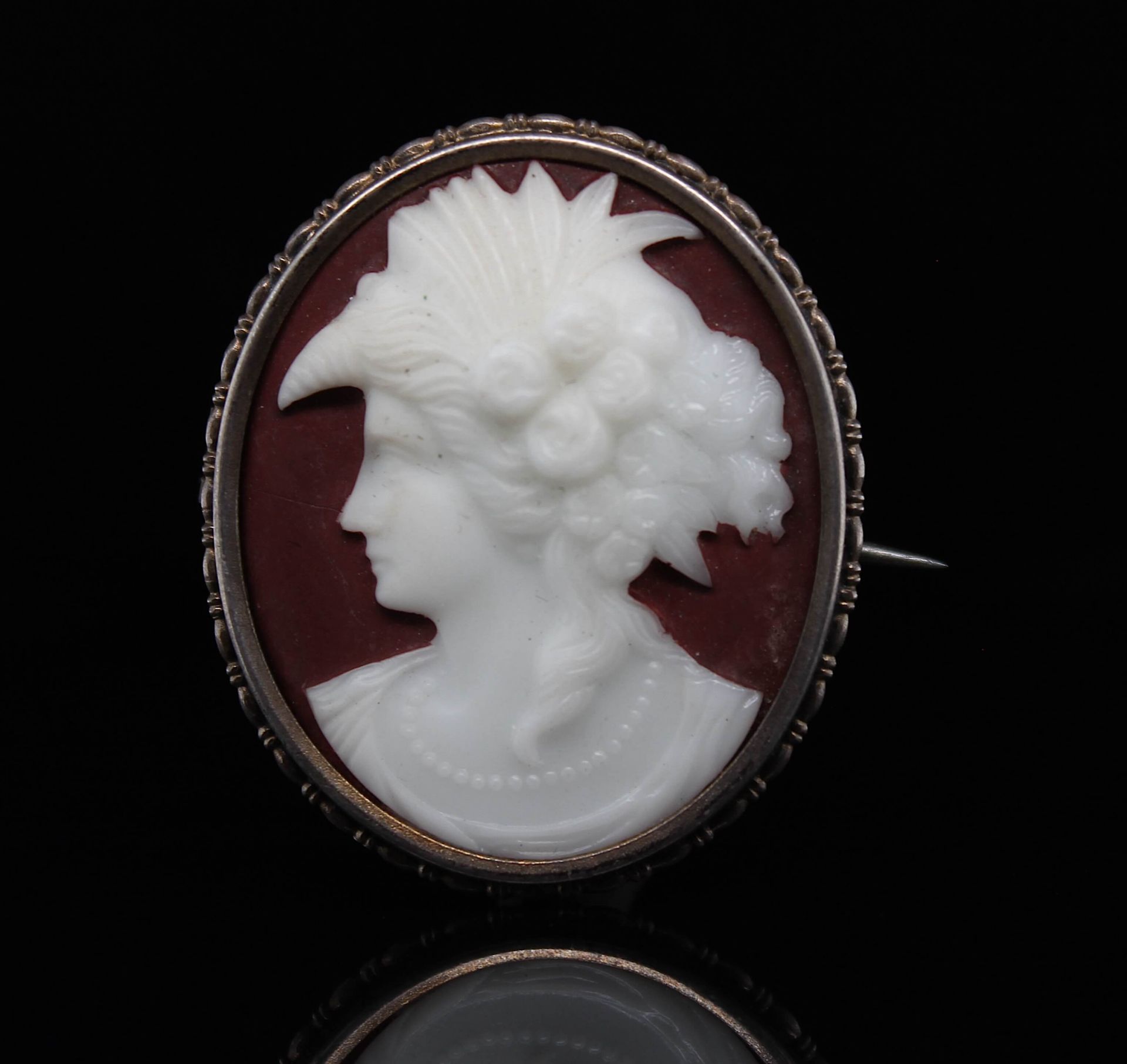 Brooch with a shell cameo  - Image 2 of 3