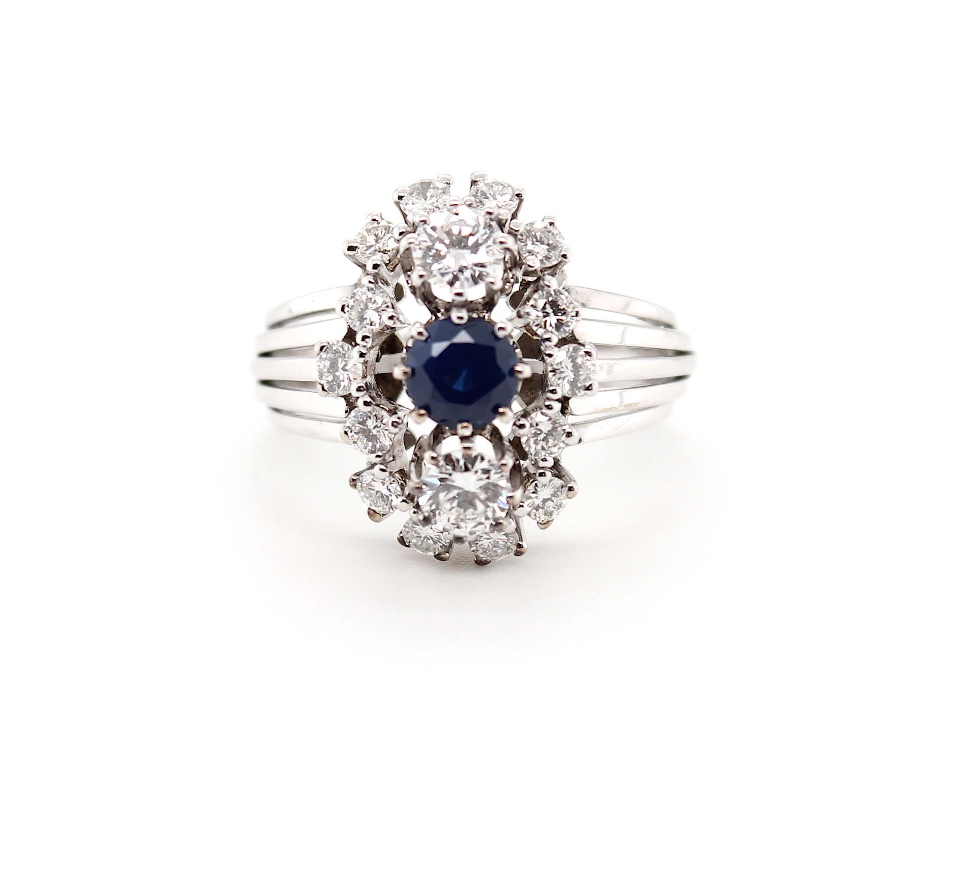 Ring with one sapphire and brilliants total ca. 1.1 ct