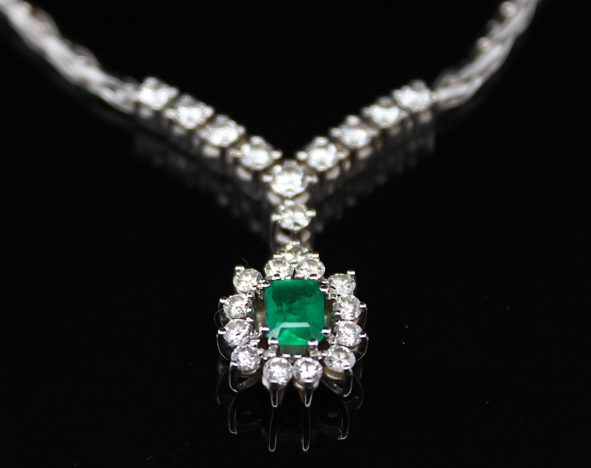 Necklace with a total of ca. 0.90 ct brilliants and 1 emerald