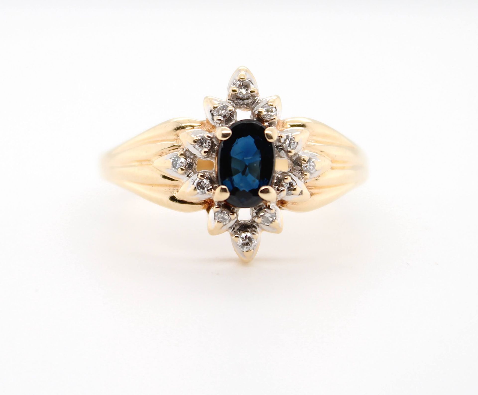 Ring with sapphire and brilliants