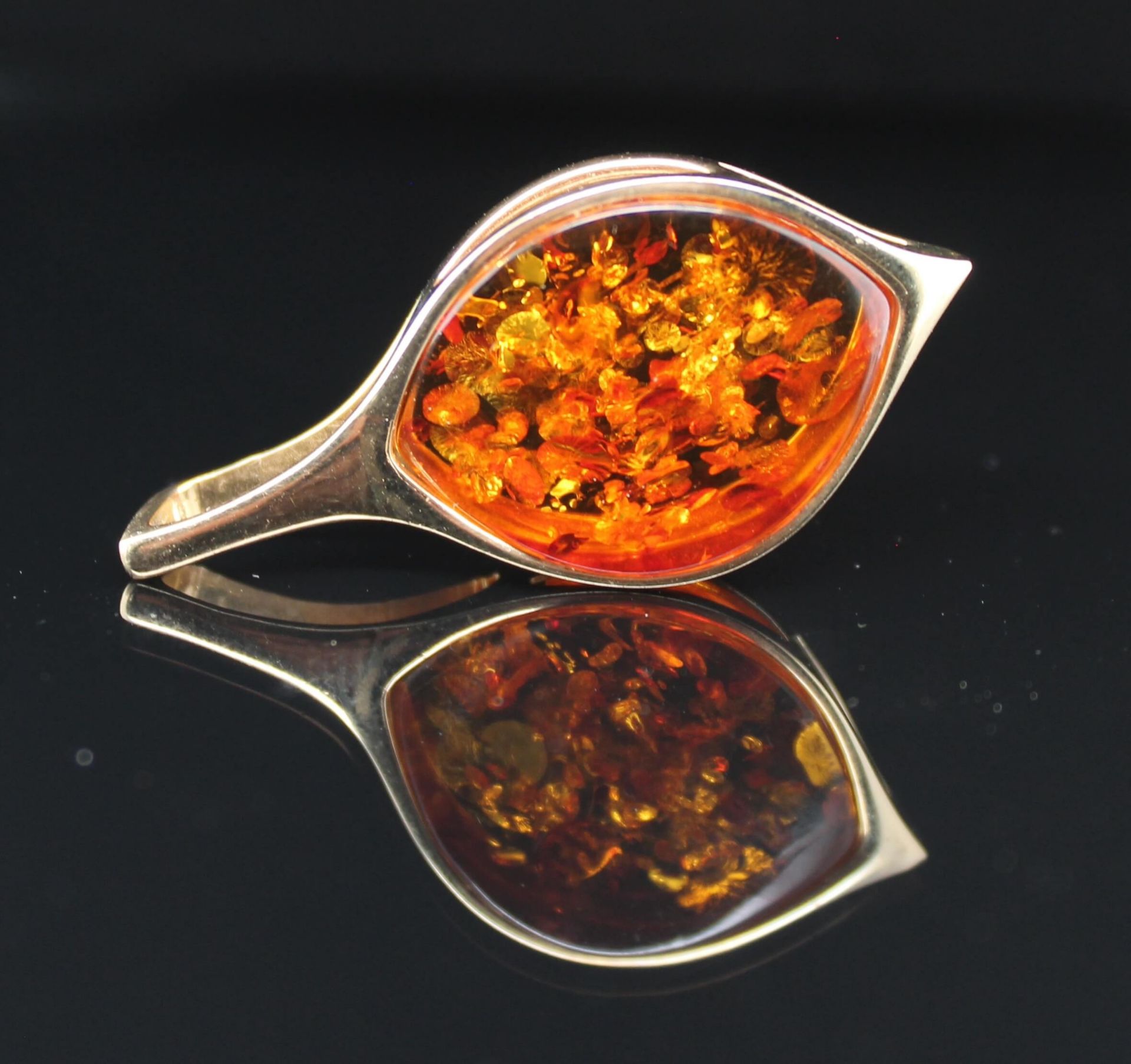 Pendant with an amber