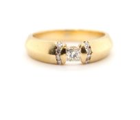 Ring mit Diamanten und Brillanten ges. ca. 0,26 ct Material: 750 Gold Diamanten: 9 Diamanten, 1 im