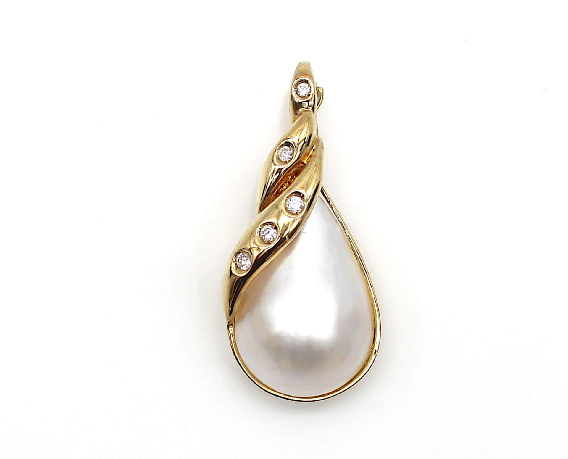 Pendant with a cultured pearl and diamonds