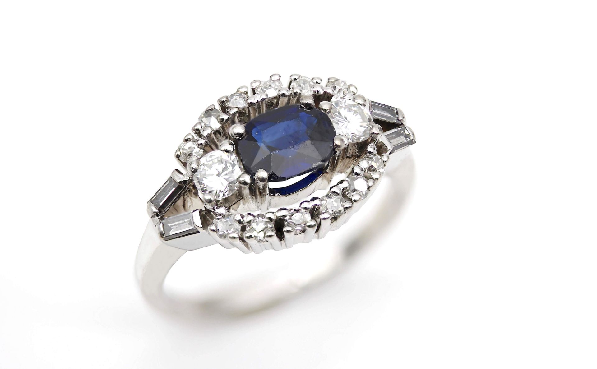 Ring with one sapphire and a total of ca. 0.70 ct diamonds and brilliants