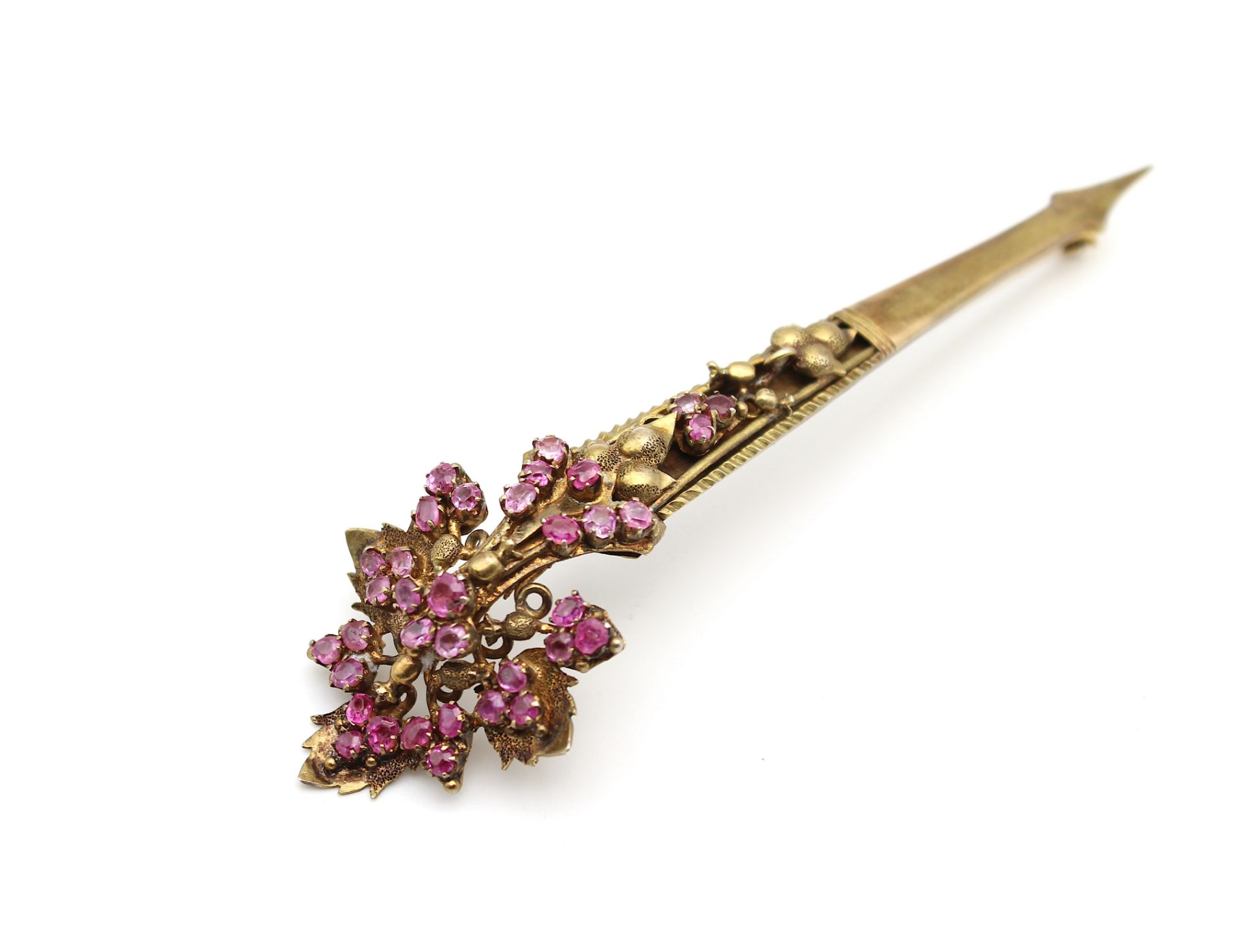 Vintage brooch with pink sapphires