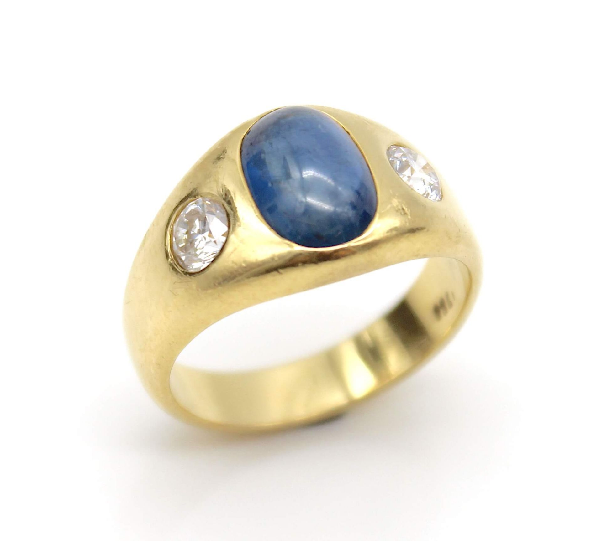 Ring with a sapphire cabochon and a total of ca. 0.70 ct brilliants