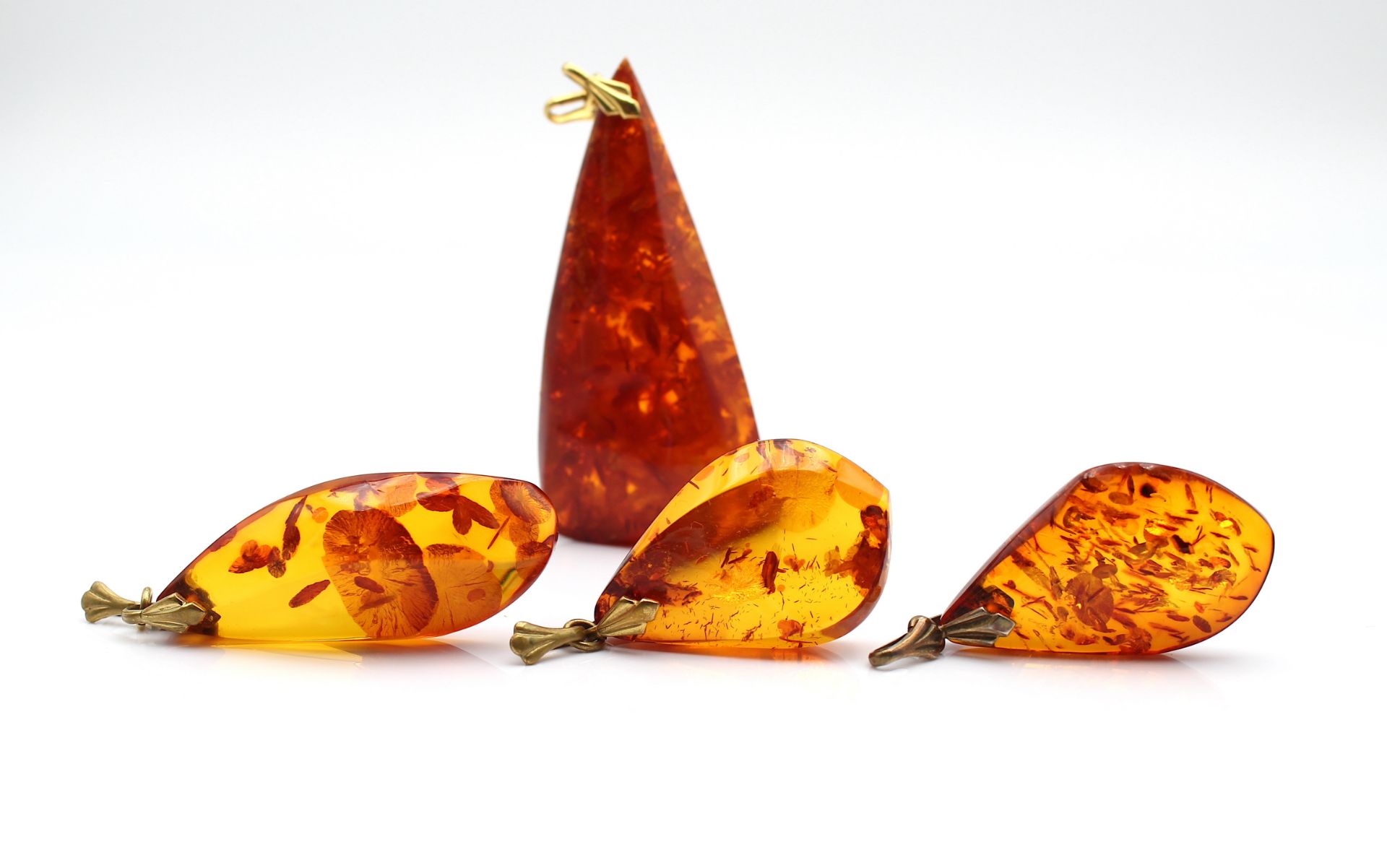 4 amber pendants  - Image 2 of 3