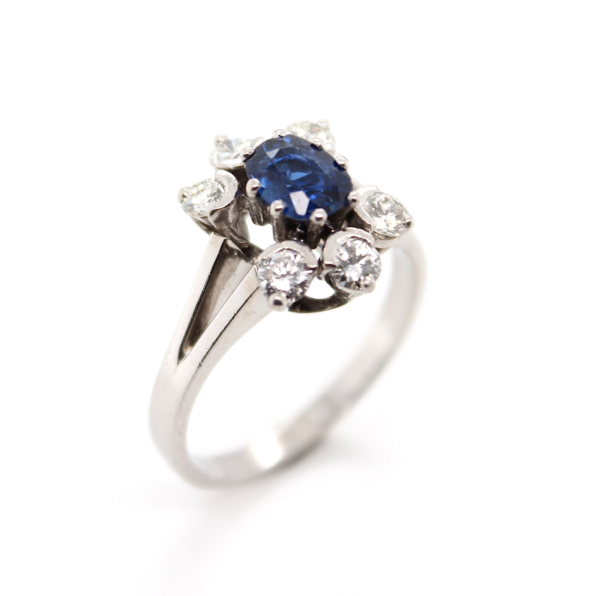 Ring with sapphire and total ca. 0.60 ct brilliants - Image 2 of 4