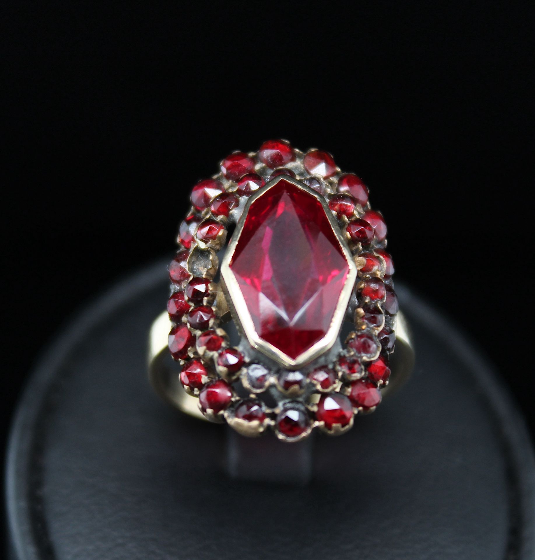 Vintage ring with one synth. ruby and garnets - Image 3 of 3