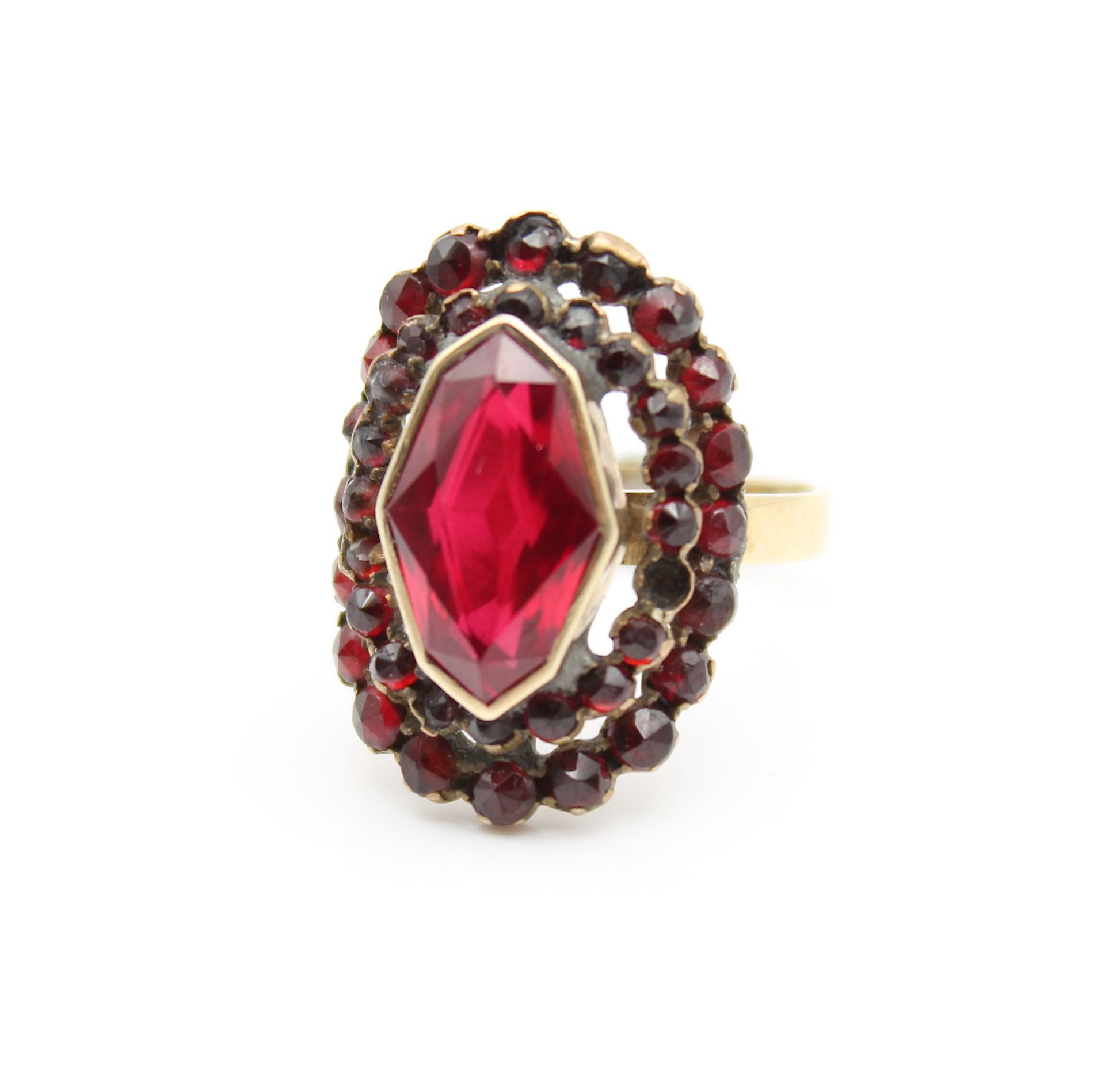 Vintage ring with one synth. ruby and garnets