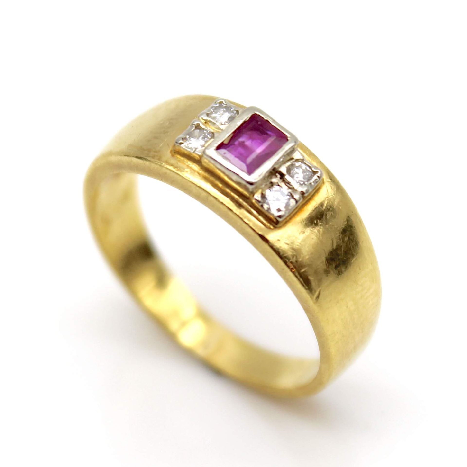 Ring with brilliants and ruby