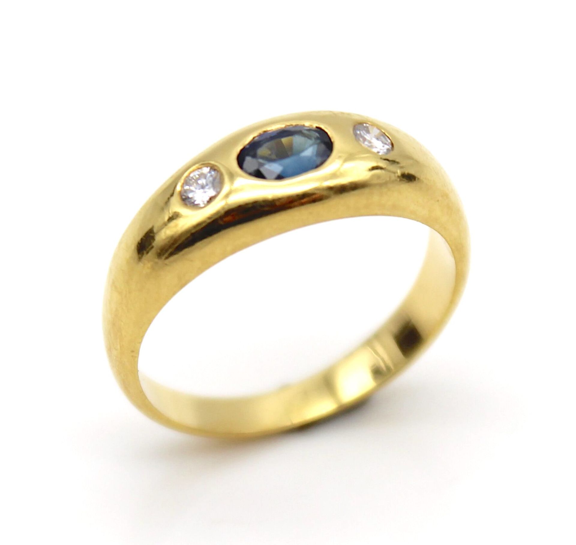 Ring with a sapphire and 2 brilliants in 750 gold