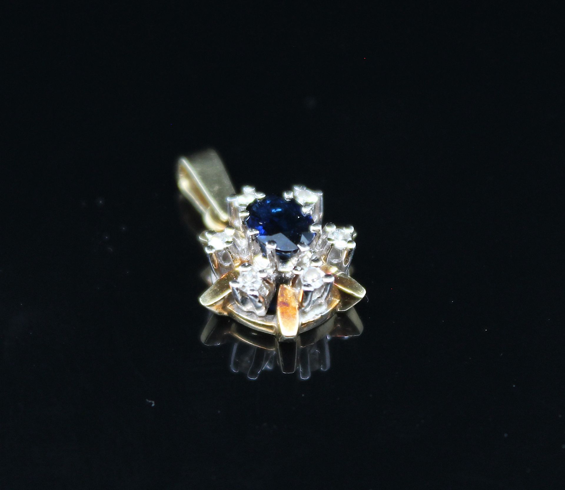Pendant with sapphire and diamonds