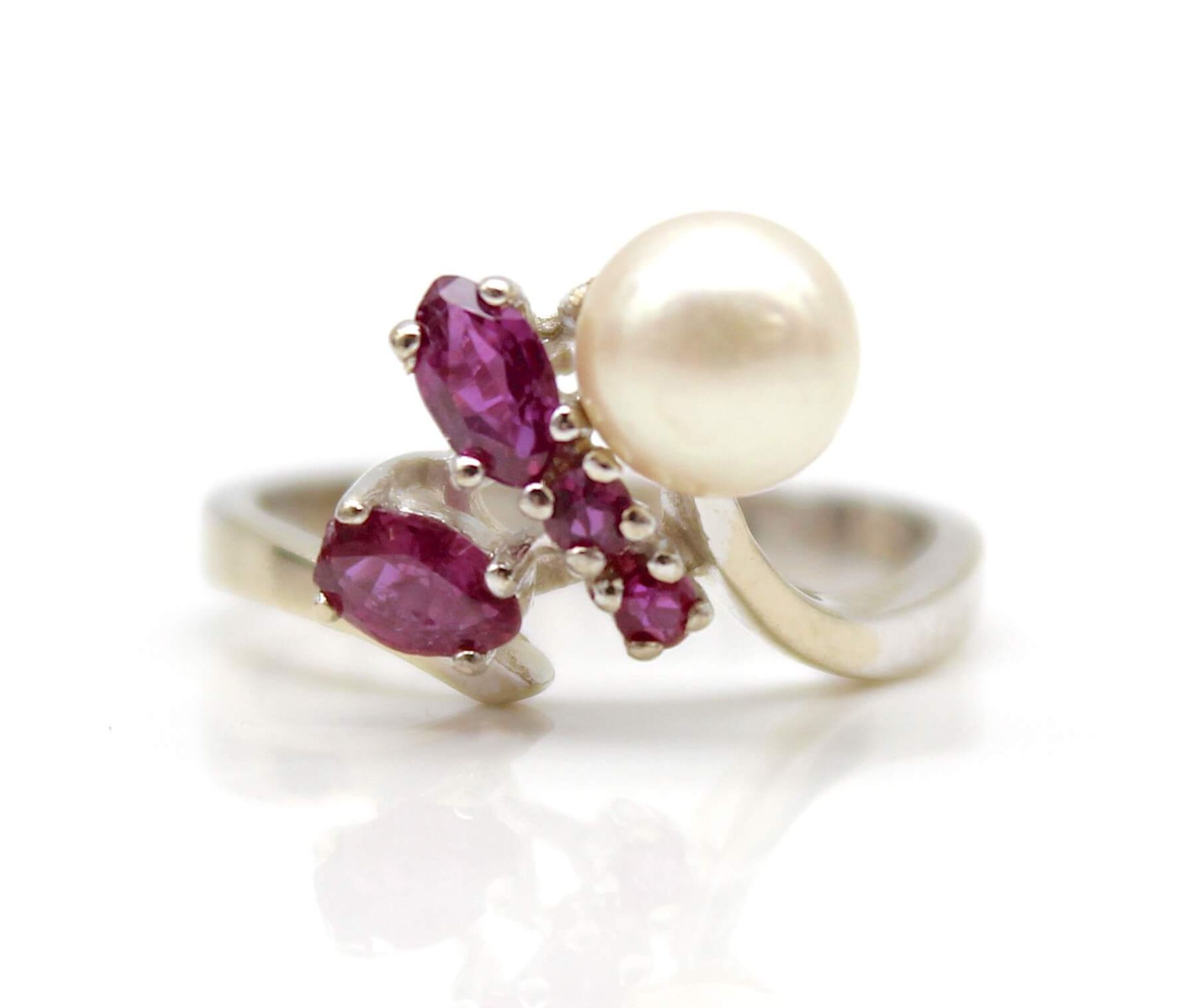 Ring with cultured pearl and rubies