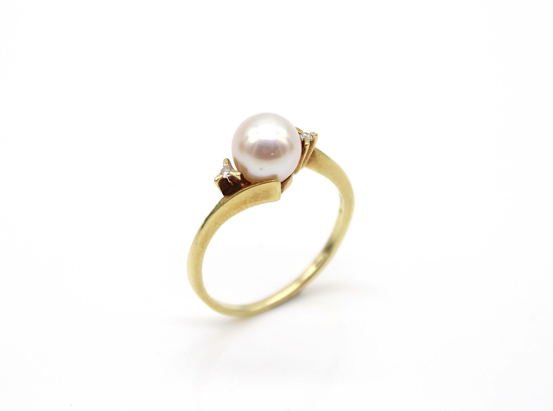 Ring with cultured pearl and 2 brilliants