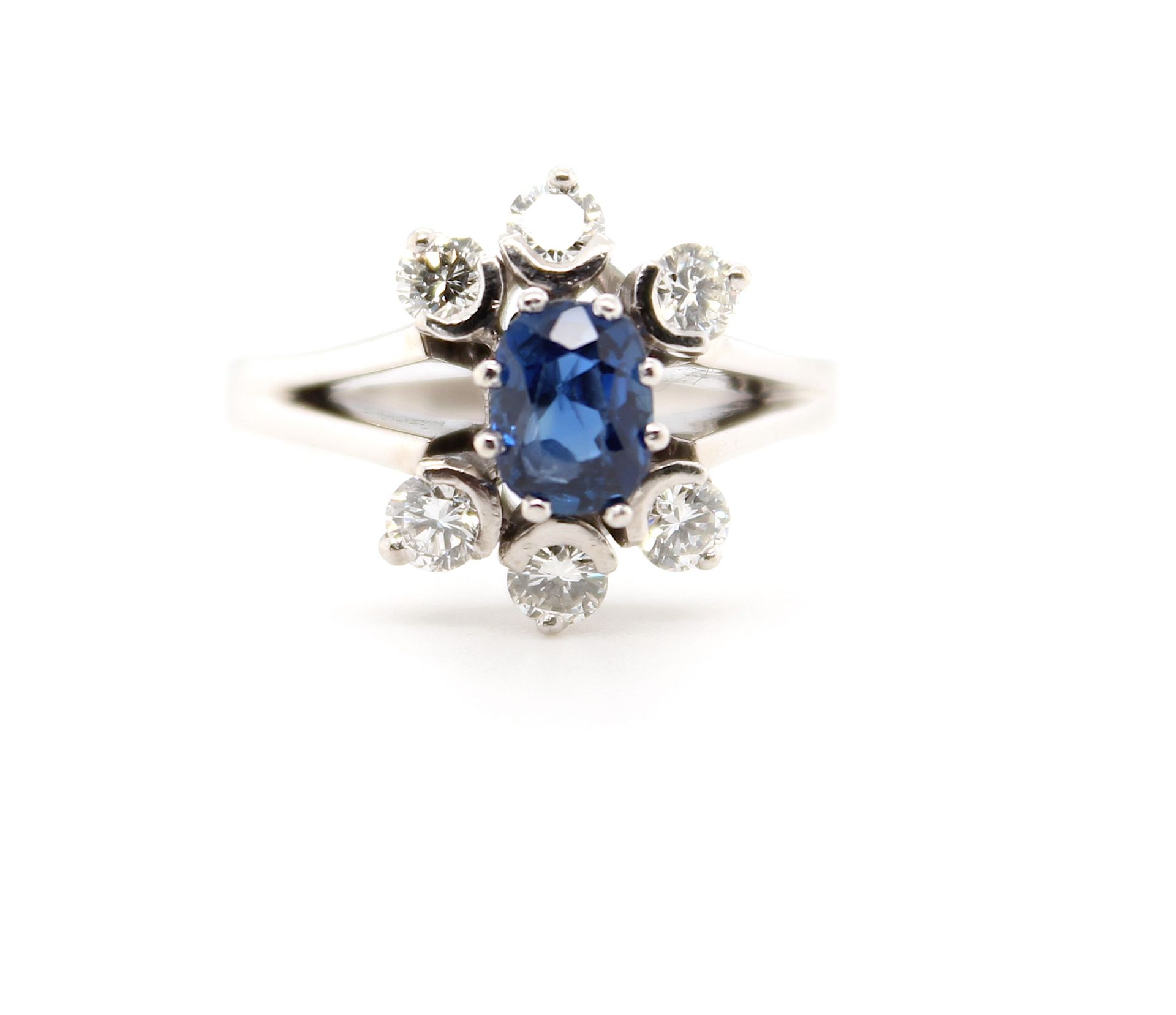 Ring with sapphire and total ca. 0.60 ct brilliants