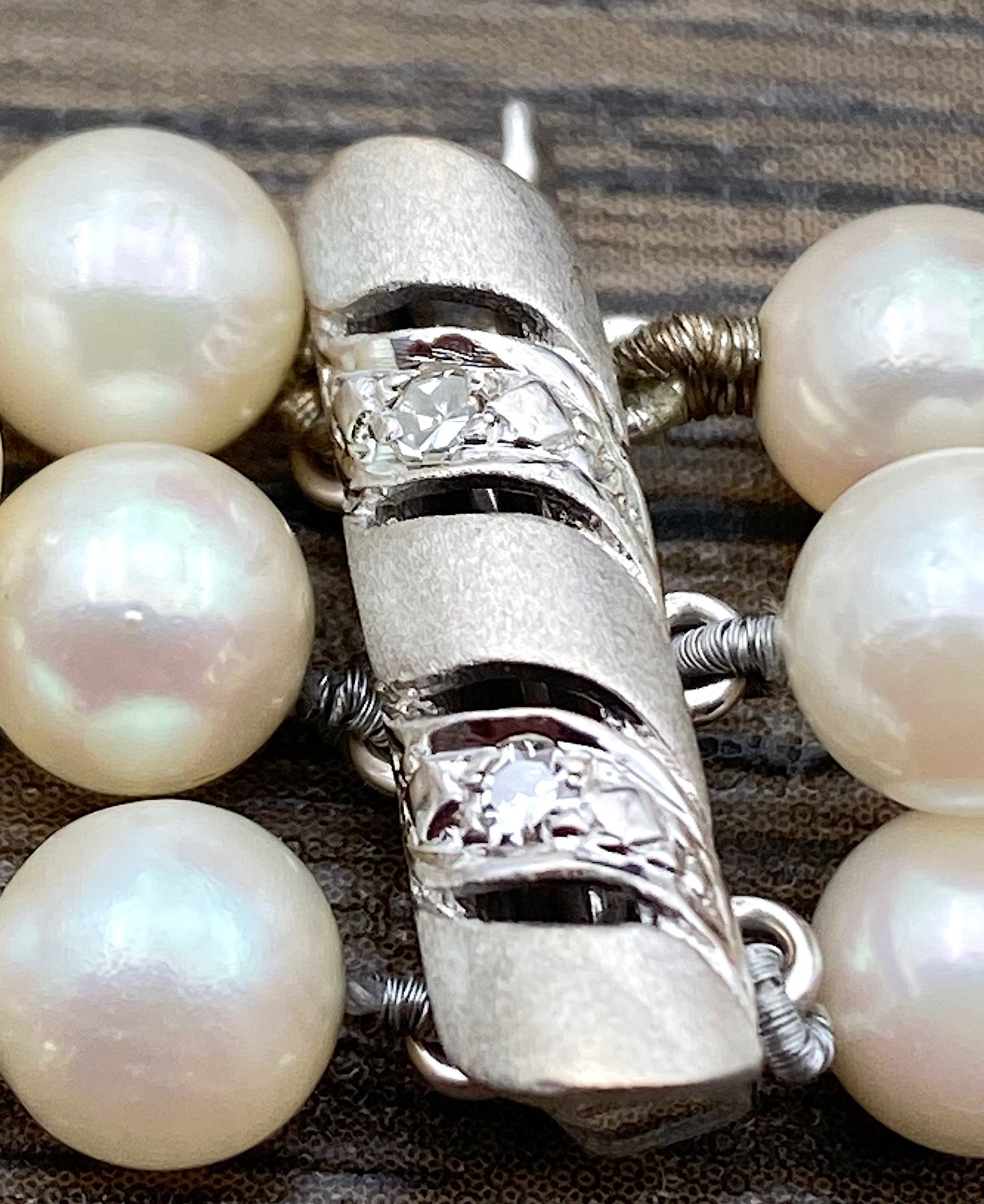 Bracelet with 3 rows of cultured pearls , white gold lock with diamonds - Image 4 of 4