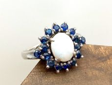 Ring mit einem weißen Opal und Saphiren